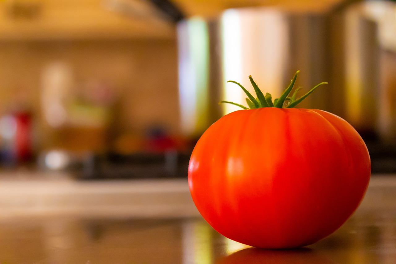 tomato counter fresh fruit healthy 4687450